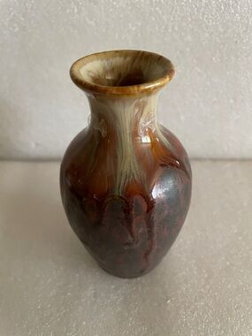 Chinese old Glazed Ceramic Decorative Vase in Brown and Cream